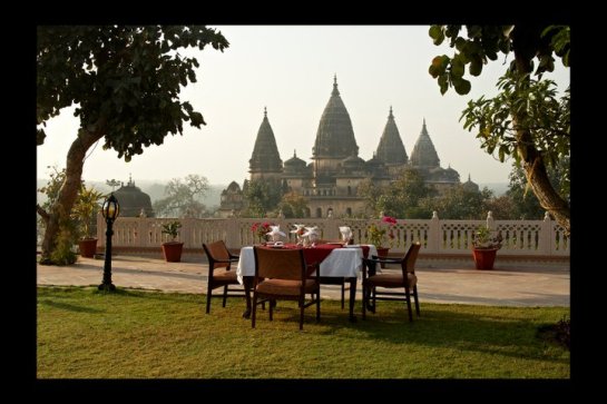 amar mahal over looking orchha temples and cenotaphs.